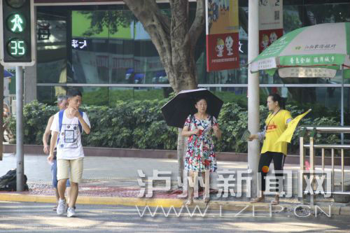 絕大多數(shù)市民都做到了自覺禮讓斑馬線，不橫穿馬路，不翻越欄桿，做到車讓人、人讓車2.JPG