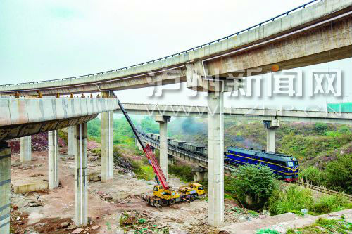 正在建設(shè)中的城西馬屋基立交。 記者 牟科 攝