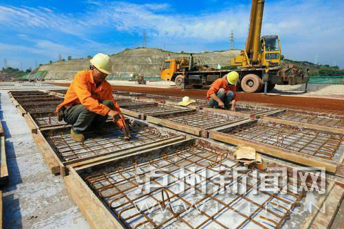 建設(shè)中的馬屋基立交。本報記者 牟科 攝